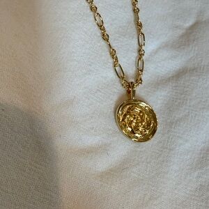 Kendra Scott Elegant Gold Pendant Necklace
